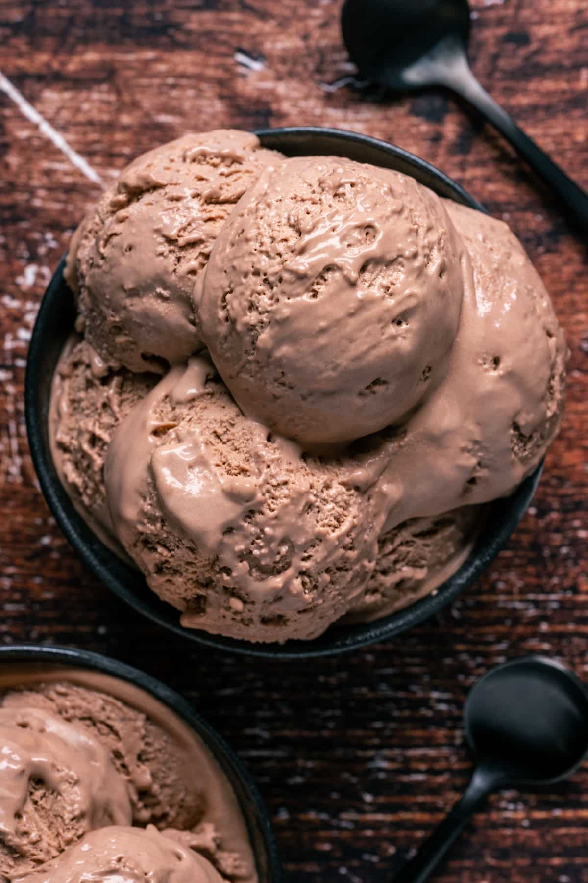 Baileys ice cream in a black bowl.